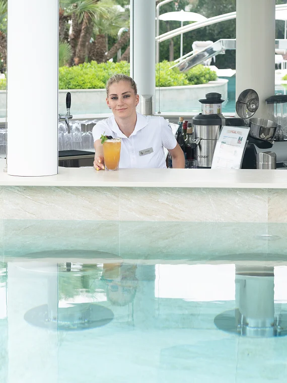 Tropical bar - dettaglio praparazione cocktail