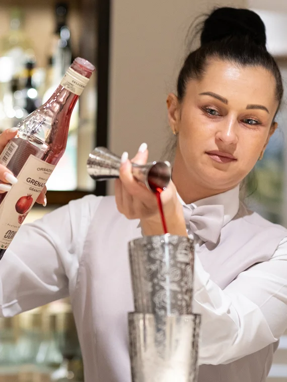 Preparazione di un cocktail al Walter's bar