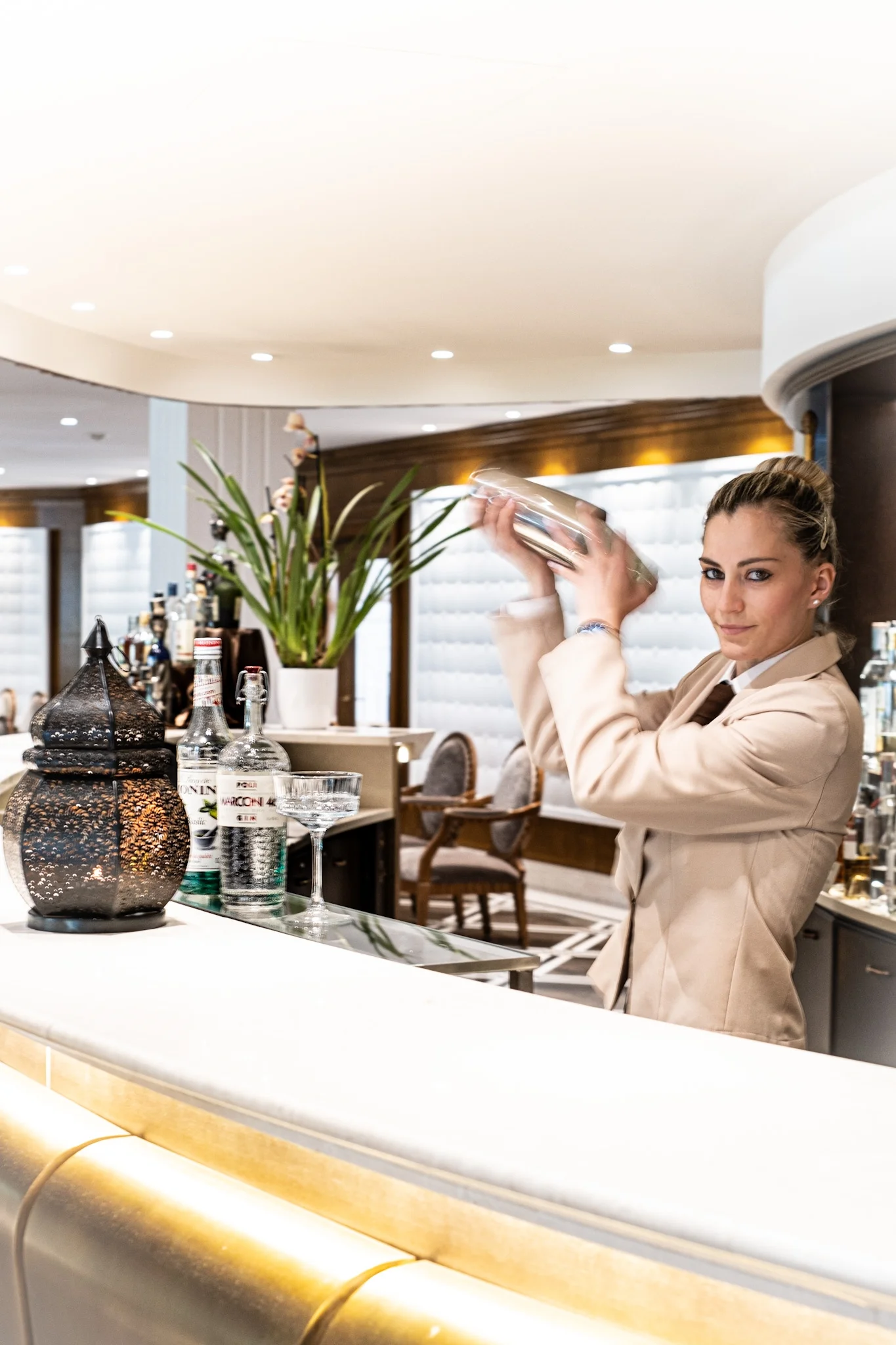 Gallery hotel - barista prepara cocktail