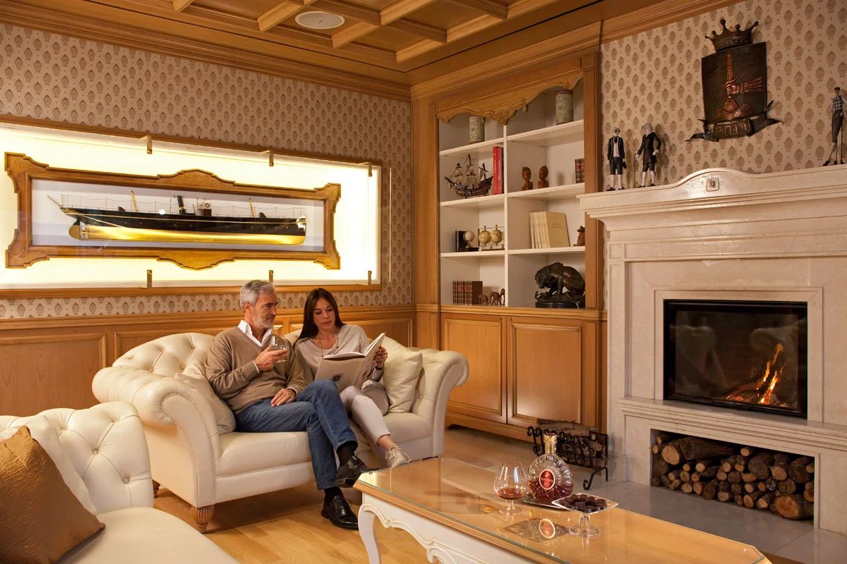 Gallery hotel - sala con caminetto acceso