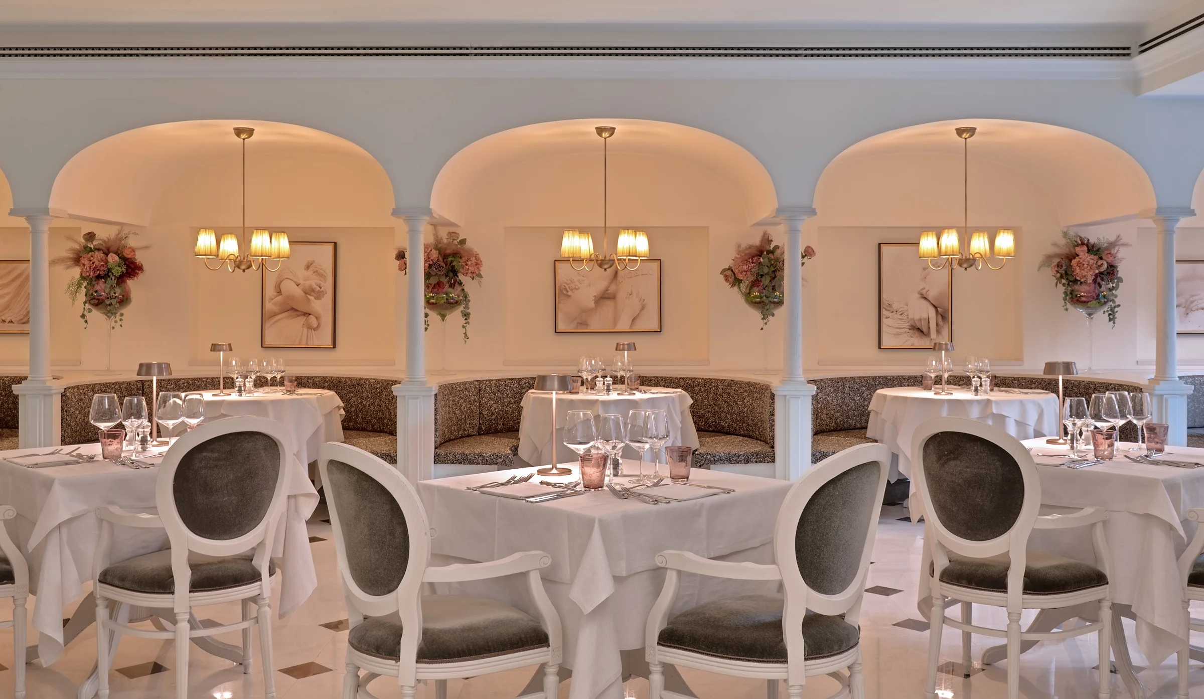 Gallery ristorante - Laura's restaurant, nicchie con sedute circolari