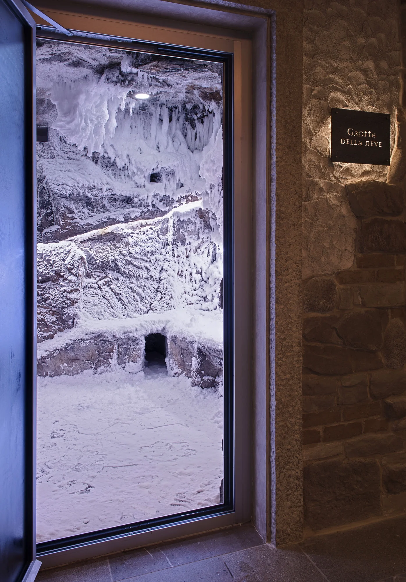Gallery saune e relax - ingresso grotta della neve